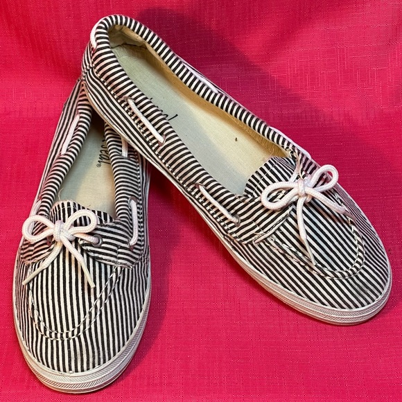 WET SEAL DOCKSIDES SIZE 10 - Picture 3 of 13